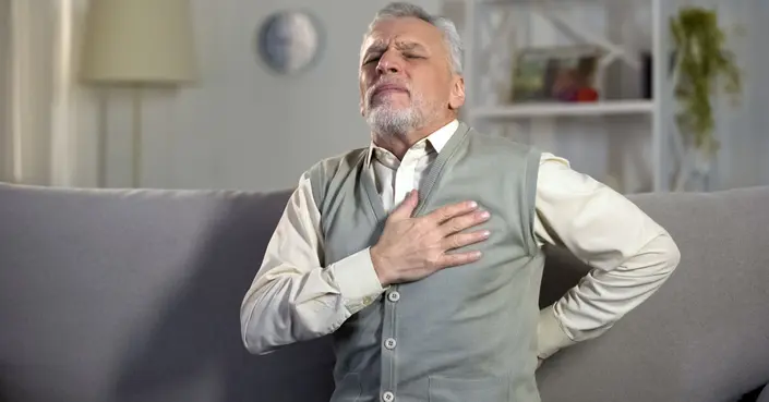 لماذا تشعر بألم في منتصف الظهر والصدر؟ دليل شامل للأسباب والعلاج
