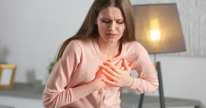 أسباب خفقان القلب: متى يجب أن تقلق وما هي المحفزات الشائعة؟