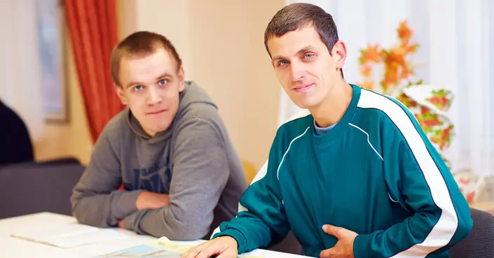 التوحد عند الكبار: اكتشف الحقائق الكاملة ودليل شامل للتشخيص والعلاج