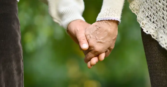 تغير الرغبة الجنسية مع التقدم بالعمر: دليل شامل لفهم التغيرات وكيفية الحفاظ عليها