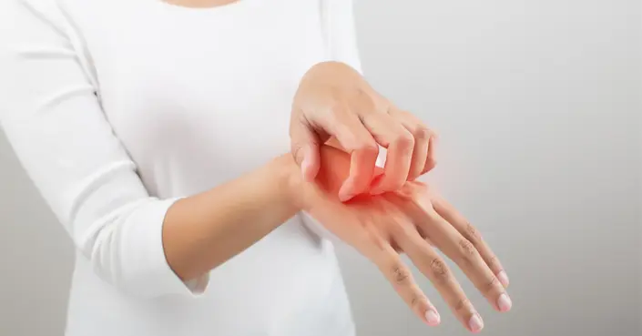 ما الفرق بين الصدفية والأكزيما؟ دليلك لفهم الفروقات الجوهرية