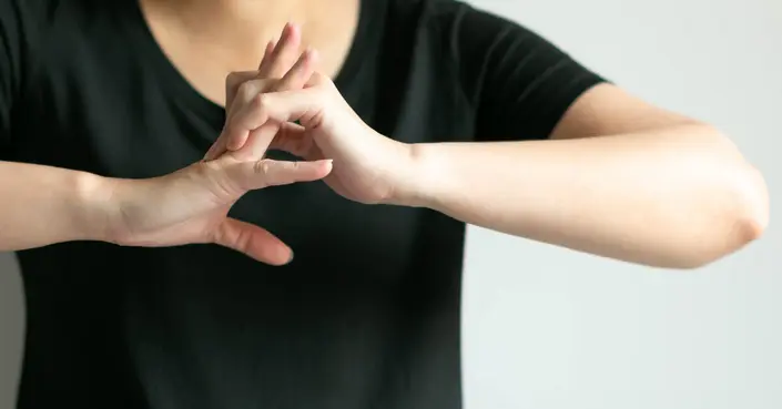 فرقعة الأصابع: هل هي عادة ضارة أم مجرد صوت مزعج؟ دليل شامل