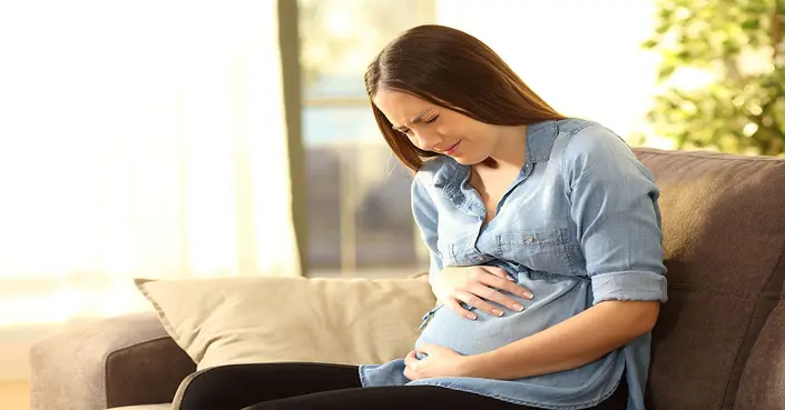 أضرار عملية ربط عنق الرحم: دليلك الشامل للمخاطر والمضاعفات المحتملة