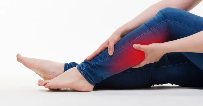 حصان تشارلي: دليلك الشامل لتشنجات العضلات المؤلمة (أسباب، أعراض، وعلاج)