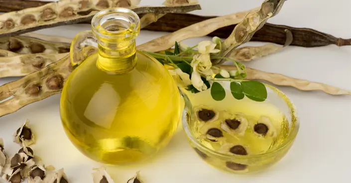 فوائد زيت المورينجا: دليلك الشامل لجمال وصحة لا مثيل لهما