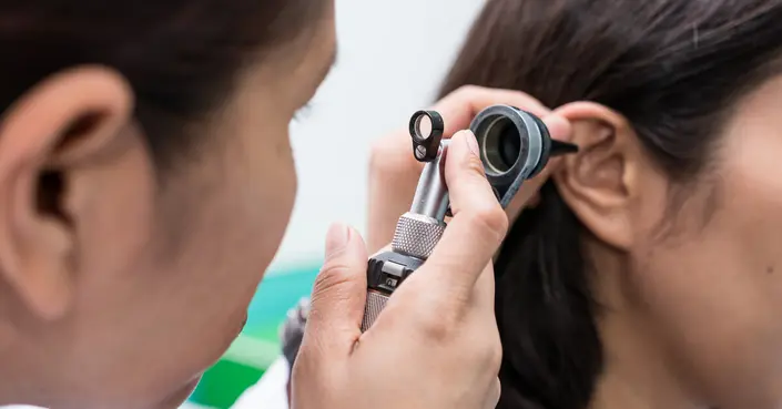 الماء خلف طبلة الأذن: دليلك الشامل للأسباب، الأعراض والعلاج الفعال