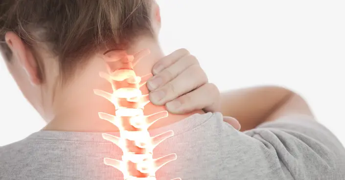 الديسك في الرقبة: دليلك الشامل لأعراضه وكيفية تشخيصه بدقة