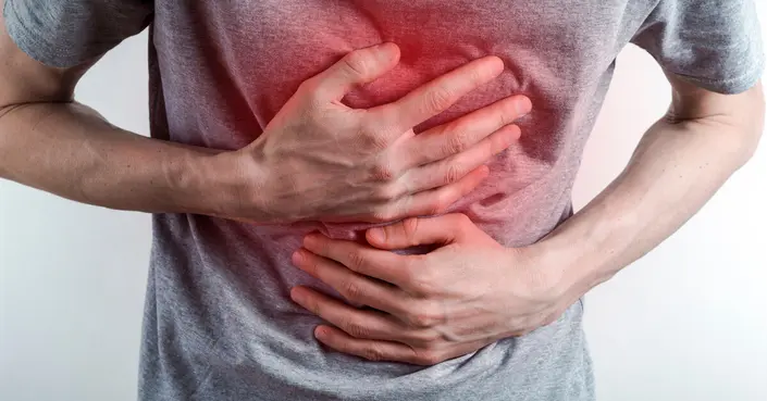 أعراض زيادة عصارة المعدة: كل ما تحتاج معرفته عن الأسباب والعلامات وطرق التخفيف