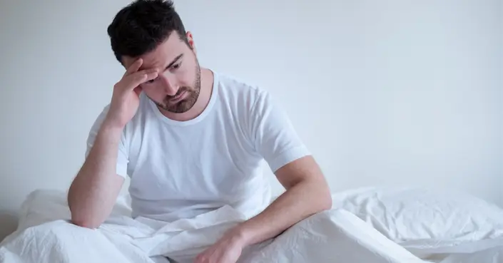 لماذا تستيقظ بصداع؟ دليلك الشامل لـ صداع بعد النوم: أسبابه وعلاجه الفعال