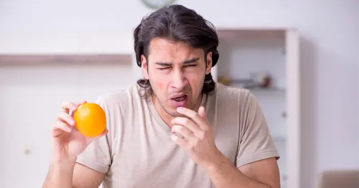 ما هي الحساسية داخل الفم؟ دليلك الشامل لمتلازمة الحساسية الفموية (OAS)