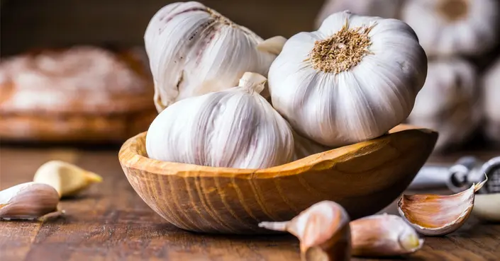 هل الثوم يعالج فطريات الأذن؟ دليل شامل حول الفوائد والمخاطر