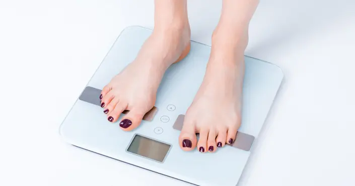 أسباب زيادة الوزن عند النساء بعد سن الأربعين: دليلك الشامل للتعامل مع التغيرات