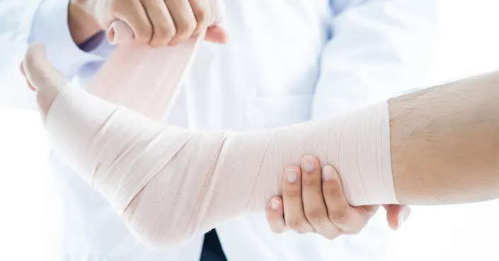 كم يستغرق علاج التواء الكاحل؟ كل ما تحتاج معرفته للتعافي التام