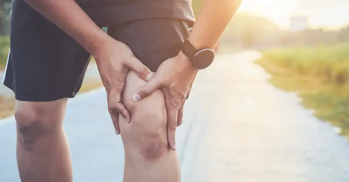أمور تضر المفاصل: تجنب هذه العادات اليومية لحياة بلا ألم
