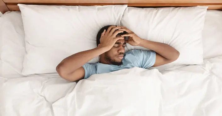لماذا تستيقظ بصداع؟ دليلك الشامل لأسباب الصداع عند الاستيقاظ من النوم