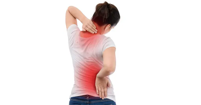 دليل شامل لأعراض انضغاط الحبل الشوكي: متى يجب أن تقلق؟