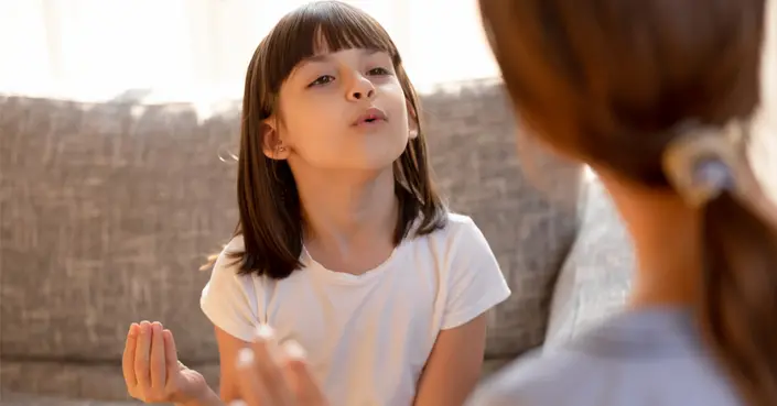 التلعثم في الكلام (التأتأة): دليل شامل لفهم الأسباب والعلاج