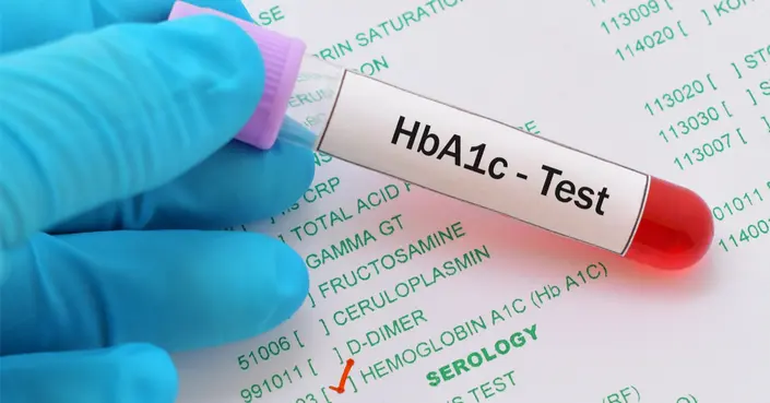 دليلك الشامل لمعدل السكر التراكمي (HbA1c): فهمه، فحصه، وكيفية التحكم به