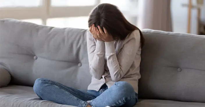 العلاقة بين الهرمونات الأنثوية والحالة النفسية: دليل شامل لفهم تقلباتك المزاجية