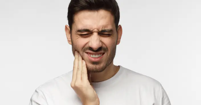 هل طقطقة الفك خطيرة؟ دليلك الشامل لأسبابها، أعراضها وطرق العلاج الفعالة
