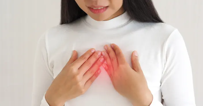 فهم التهاب الغضروف الضلعي: أعراضه، أسبابه، وهل هو حالة خطيرة حقًا؟