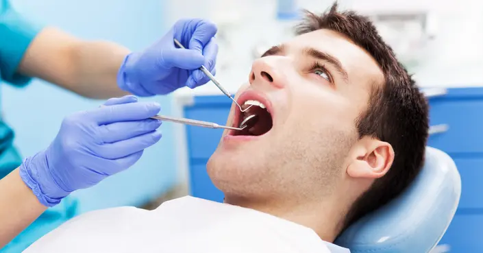 متى يجب خلع الضرس؟ دليلك الشامل لقرار سليم وأسنان صحية