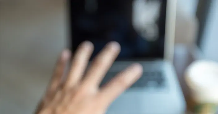 أسباب غباش العين المفاجئ: دليلك الشامل لفهم الرؤية الضبابية وعلاجها