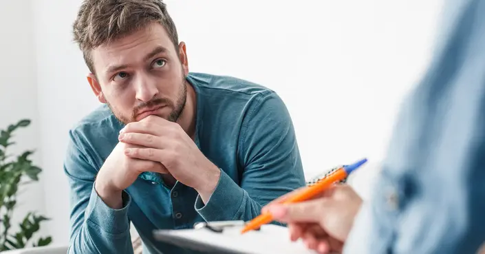 القيلة المائية: دليل شامل لفهم الأسباب، الأعراض، وخيارات العلاج