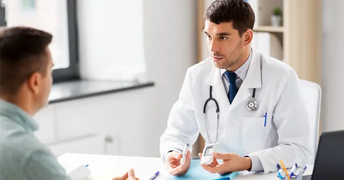سلس البول عند الرجال: دليلك الشامل لأسبابه وطرق العلاج الفعالة