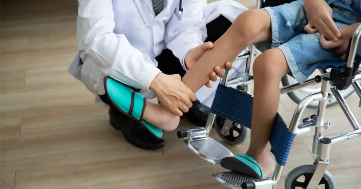 ضمور العضلات الوراثي: دليل شامل لفهم الأسباب، الأنواع، والعلاجات الحديثة
