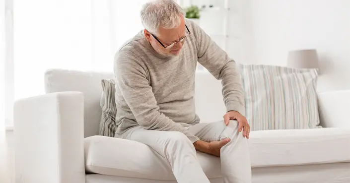 تجمع السوائل في الركبة: دليل شامل للأسباب، الأعراض، والعلاج