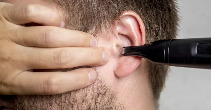 إزالة شعر الأذن بطرق طبيعية: دليلك الشامل لأذنين نظيفتين وجذابتين