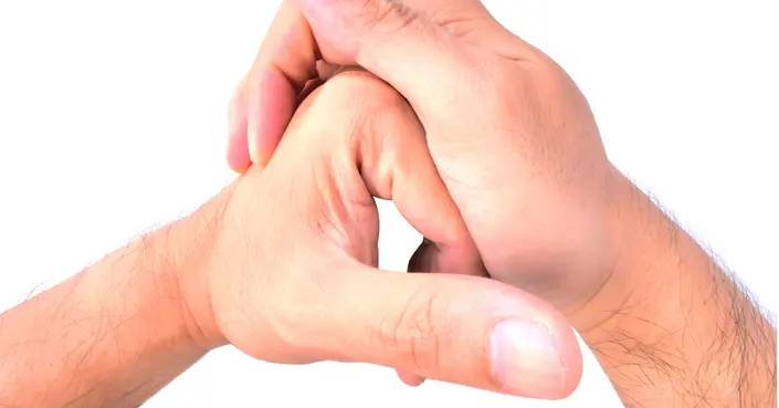 ماذا يحدث عند طقطقة الأصابع؟ كشف العلم وراء هذا الصوت الشائع