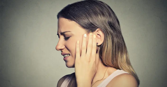 لا تدع ضغط الأذن يفسد يومك: دليل كامل لـ علاج انسداد الأذن بسبب الضغط ولماذا يحدث
