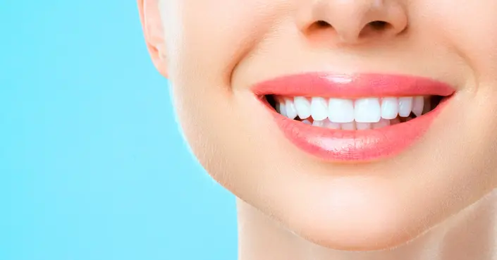 أضرار برد الأسنان: دليل شامل قبل اتخاذ قرار تحسين ابتسامتك