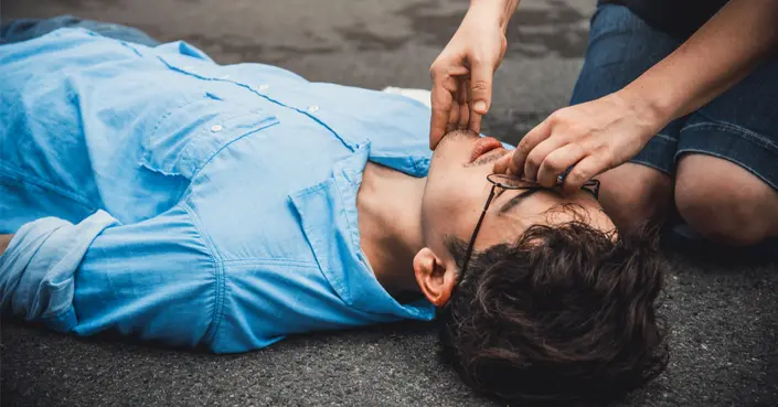 الوقاية من بلع اللسان: دليلك الشامل لتصحيح المفاهيم وإنقاذ الحياة