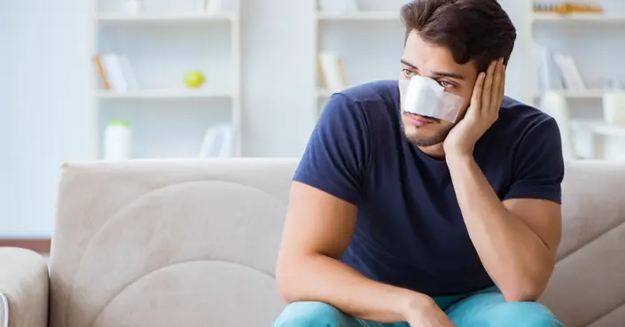 الدليل الشامل لتنظيف الأنف بعد عملية التجميل: نصائح وخطوات أساسية