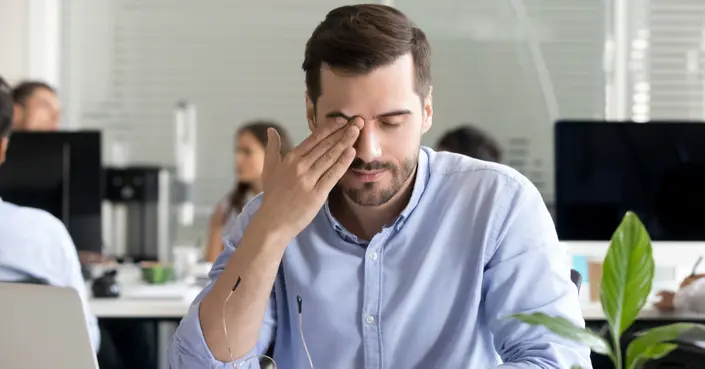 الرؤية أوضح: دليلك الشامل لـ التخلص من عوامات العين وأسباب ظهورها