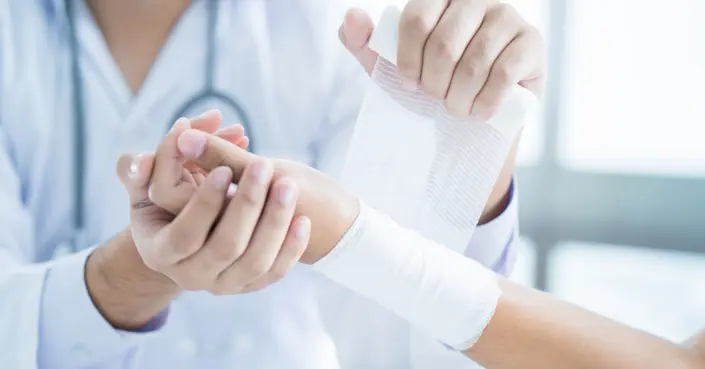 إيقاف نزيف الجرح بفعالية: دليل الإسعافات الأولية الشامل لحماية نفسك والآخرين
