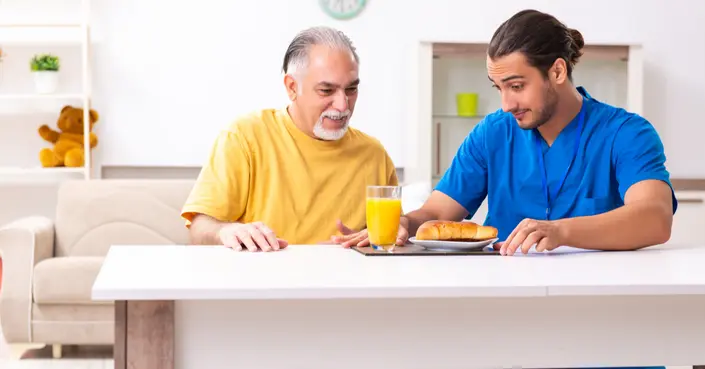 لماذا ترتعش عندما تشعر بالجوع؟ اكتشف أسباب رعشة الجسم عند الجوع وطرق التعامل معها