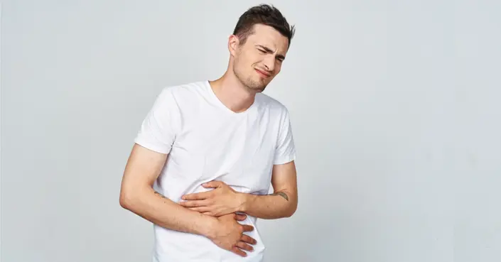 هل الإمساك يسبب غازات مزعجة؟ الحقيقة الكاملة وطرق العلاج الفعالة