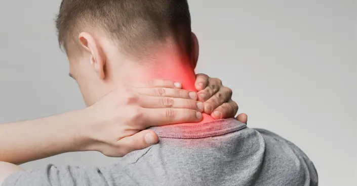 التهاب أعصاب الرقبة: دليلك الشامل للأسباب، الأعراض، والحلول الفعّالة