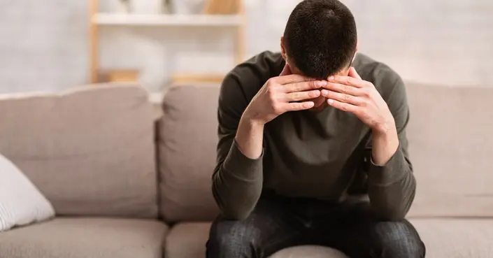 الفرق بين الحزن والاكتئاب: متى يصبح الحزن مرضاً يستدعي العلاج؟