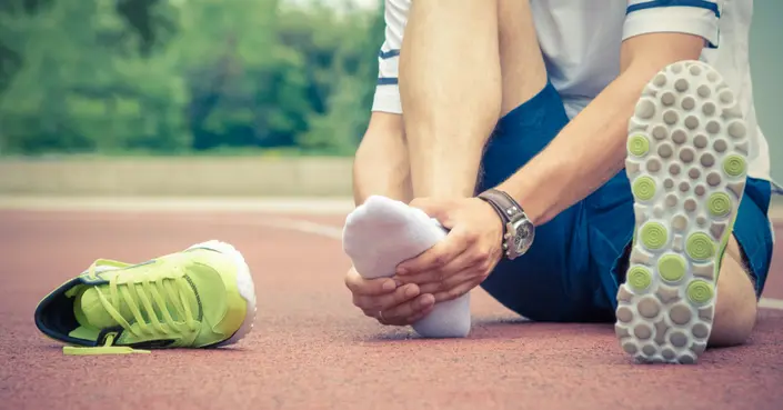تشنج مشط القدم: دليل شامل للأسباب، الأعراض، وطرق العلاج والوقاية الفعالة