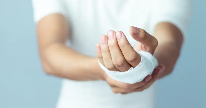 وداعاً للبقع الداكنة: دليل شامل لـ علاج تغير لون الجلد بعد الجروح والندبات