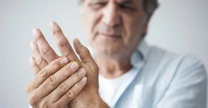 التهاب مفاصل الأصابع: دليل شامل للأعراض، الأسباب، والعلاج الفعال