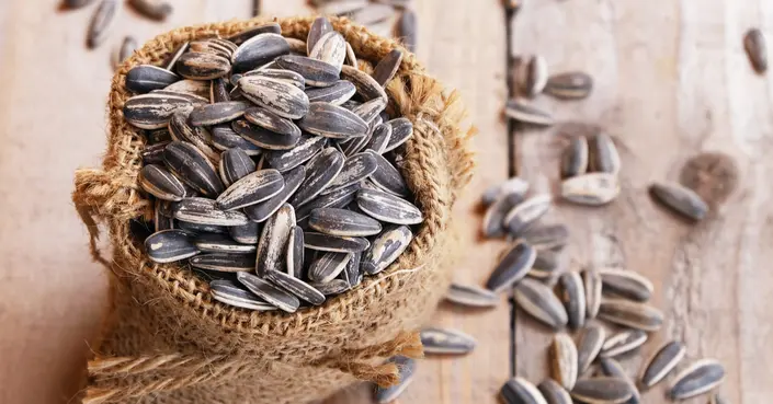 هل لب عباد الشمس يزيد الوزن أم يساعد في خسارته؟ كل ما تحتاج معرفته!