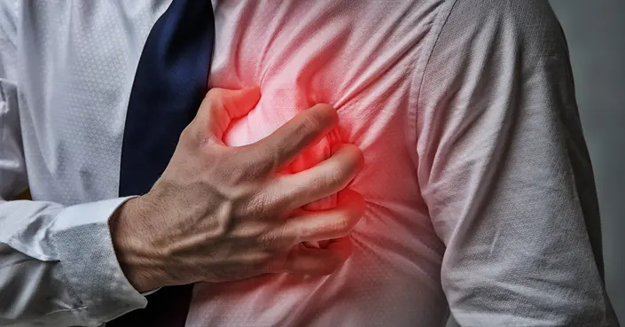 انصباب التامور: دليلك الكامل لفهم الأسباب والأعراض والعلاج