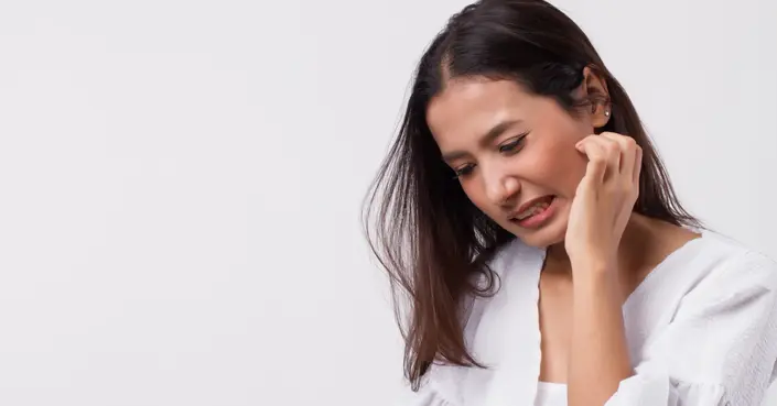 حكة في الوجه وحبوب: دليل شامل للأسباب والعلاجات الفعّالة