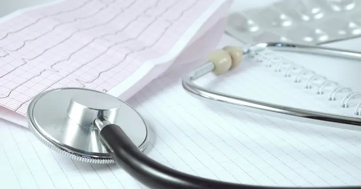 ضعف دقات القلب (Bradycardia): هل هو طبيعي أم علامة خطر؟ دليلك الكامل